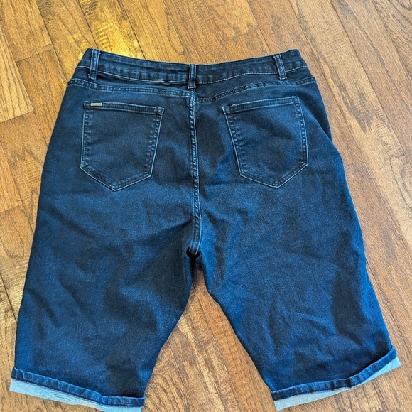 CITY CHIC Plus Size Knee Turn Up high rise denim Short Size 16 - Picture 8 of 14